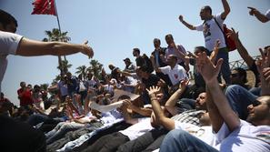 Posnetek iz petkovih demonstracij. (Foto: Reuters)