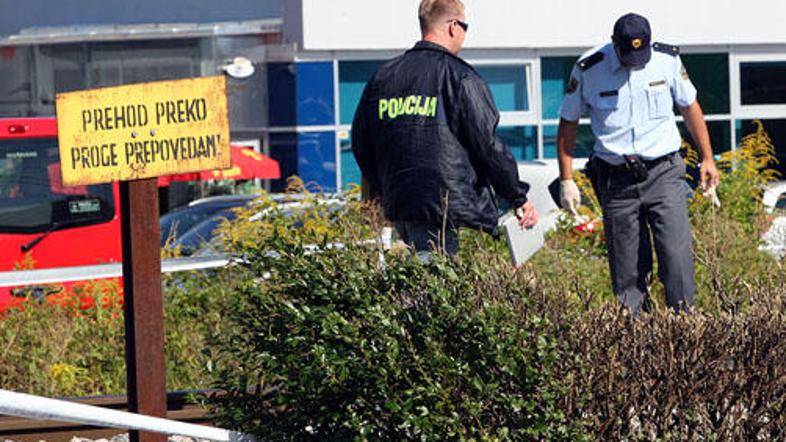 Policisti preiskujejo prizorišče tragedije.