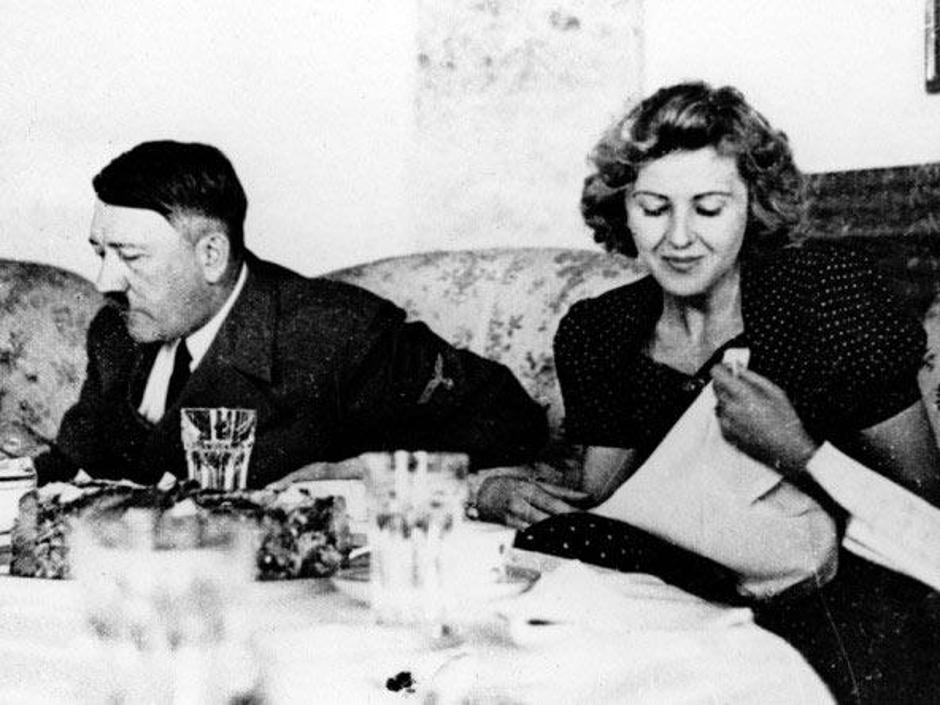 Adolf Hitler in Eva Braun za jedilno mizo | Avtor: Žurnal24 main