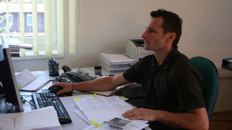 Stane Tomšič z mokronoške občinske uprave opozarja na neustrezno vodo.