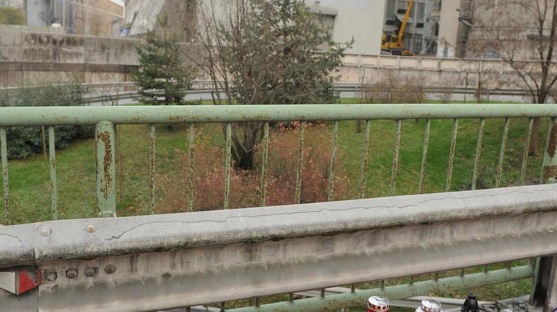 Tako so Zasavci pred Cementarno Lafarge prižigali svečke "ob pogrebu pravne drža