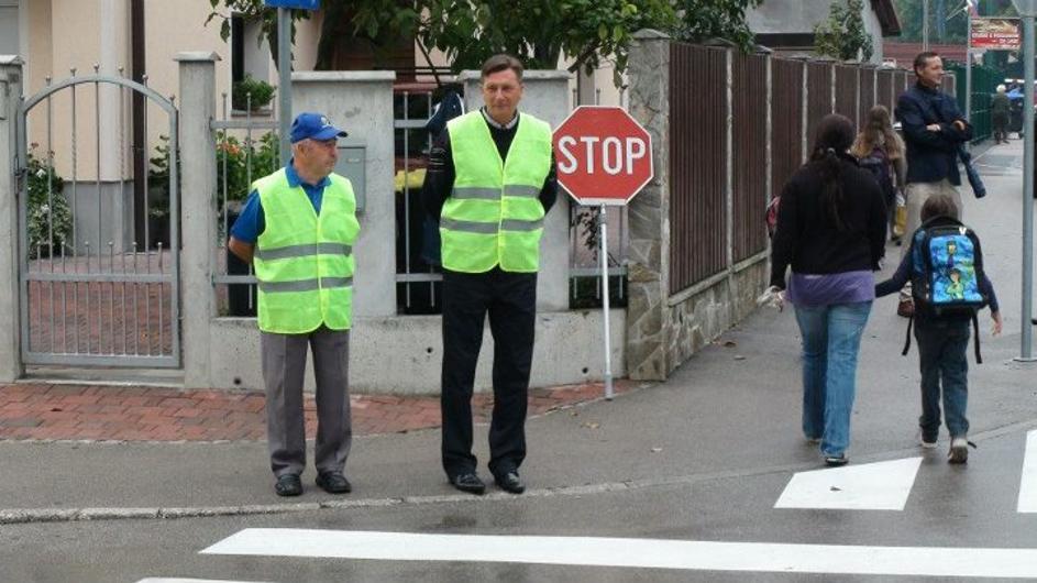 Pahor kot prostovoljec varuje prihod šolarjev v OŠ Vič, Ljubljana