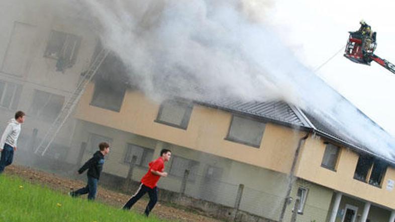 V ponedeljkovem požaru je 150 delavcev ostalo brez vsega.