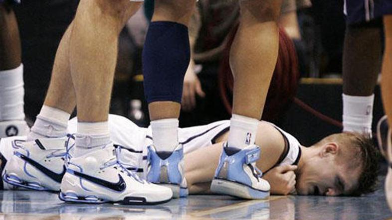 Kirilenko je po grobem prekršku Nowitzkega obležal na tleh.