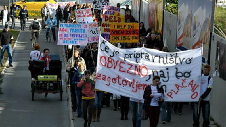 Študenti so od Fakultete za socialno delo krenili proti ministrstvu za delo, dru