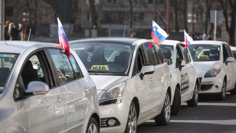 protest taxistov pred parlamentom