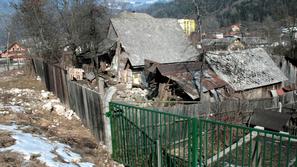 Kmetija na Ulici heroja Verdnika meji neposredno na Športni park Podmežakla, obč