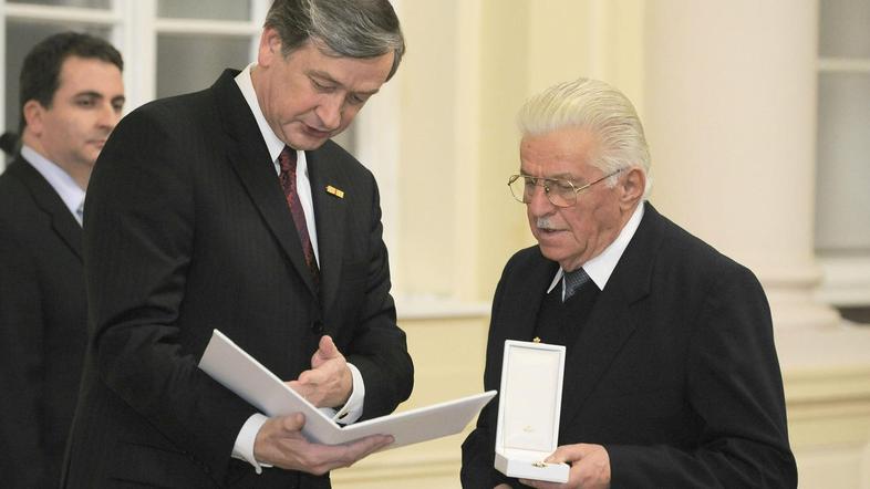 Podelitev odlikovanja Tomažu Ertlu decembra 2009. (Foto: Bobo)