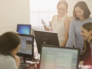 Ženske v pisarni za računalniki