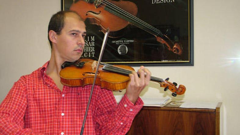 Violinist in profesor Zdravko Pleše.