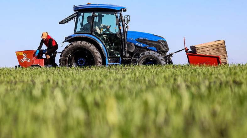 traktor na polju