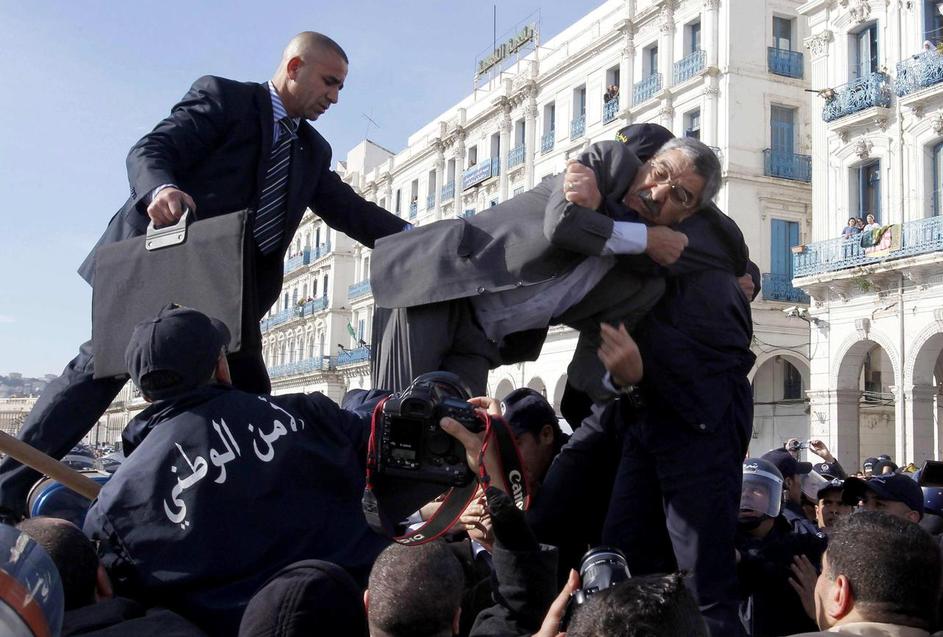 Opozicijski voditelj Said Saadi se prereka s policijo med protivladnimi protesti