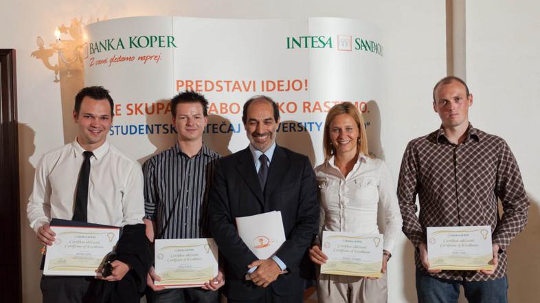 Zmagovalni ekipi študentov (z leve) Marko Ćurić in Miha Šaberl ter Mateja Finžga
