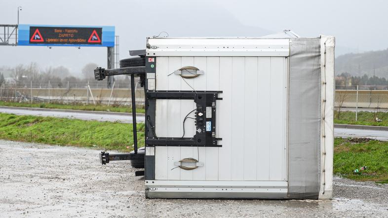 Močan veter prevrnjena prikolica