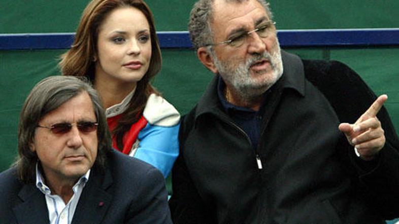 Ion Tiriac (skrajno desno) in njegov nekdanji teniški soigralec Ilija Nastase (l