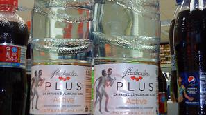 Leva plastenka Radenske z okusom pomaranča - kava je brez posebnosti, desna pa i