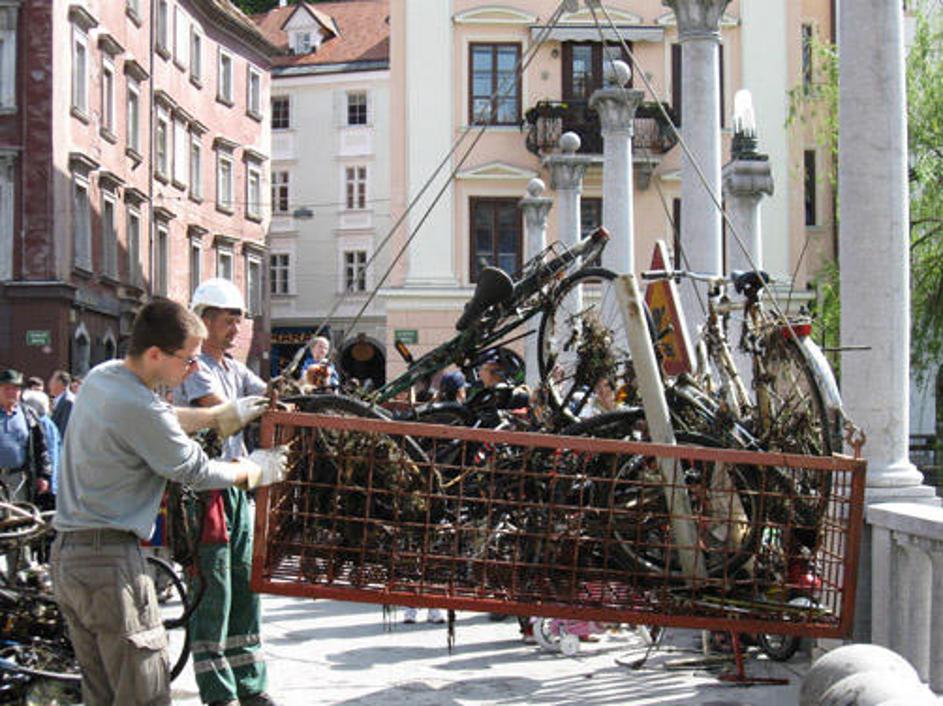 Potapljači so našli kolesa, prometne znake, hladilnike ...