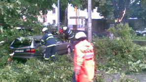Reševanje osebnega avtomobila v Logatcu. (Foto: bralka Mateja Verbič)