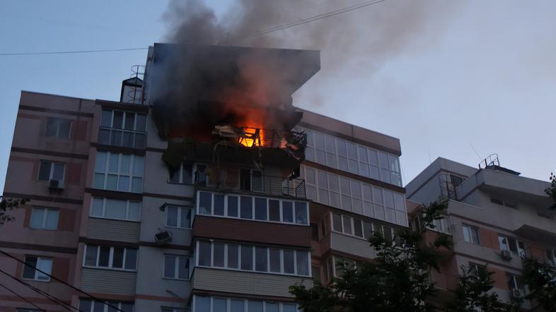 poškodovana stavba po ruskem napadu na Kijev