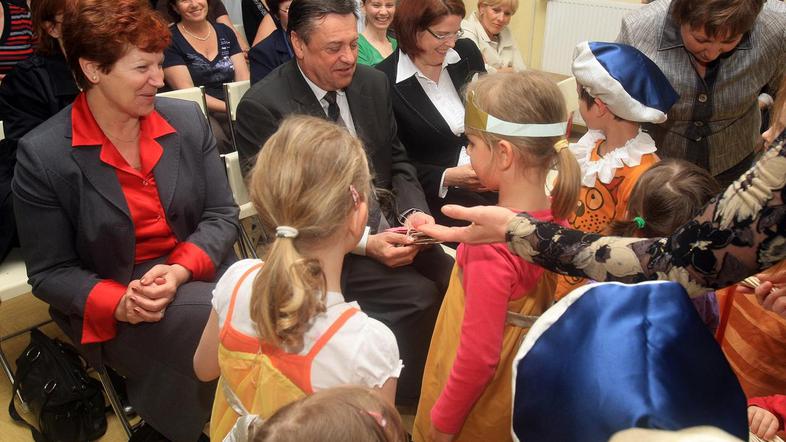 Jelki Fijavž (na fotografiji desno) očitajo kršitve pri oddajanju prostorov vrtc