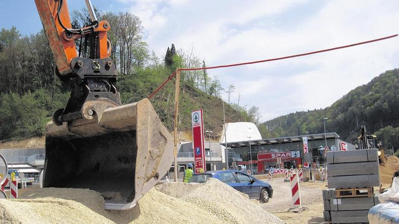 Včeraj so gradbinci delali s polno paro in pokazali, da se da, če se hoče. (Foto