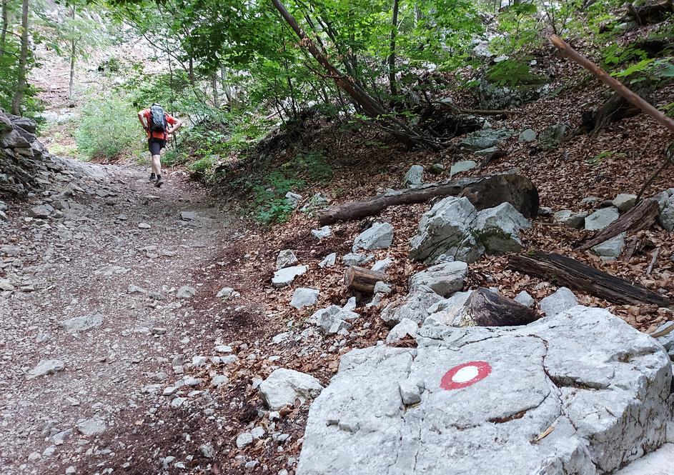 Četudi je do vrha le še 100 ali 200 metrov, se ob slabem vremenu čimprej vrnite v dolino.