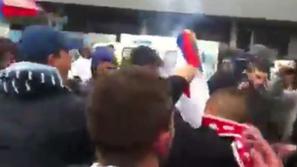 Dardani navijači Kosova zažgana srbska zastava