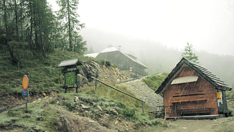 V ponedeljek je nad 1.300 metri nadmorske višine že snežilo. (Foto: Andraž Sodja