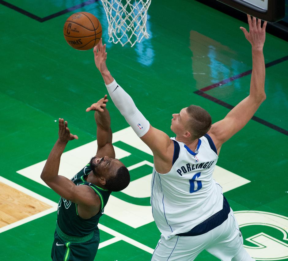 Kristaps Porzingis in Kemba Walker | Avtor: Epa