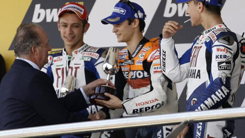 Španski kralj Juan Carlos je pokal za zmago predal svojemu rojaku Danielu Pedros