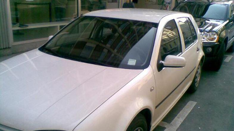 Uslužbenec MNZ je na vetrobransko steklo nalepil prepognjeno prometno dovoljenje