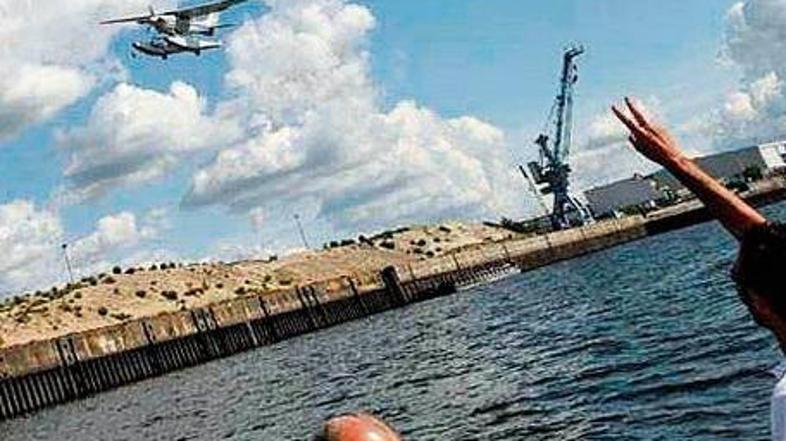 Posnetek trčenja letala in helikopterja