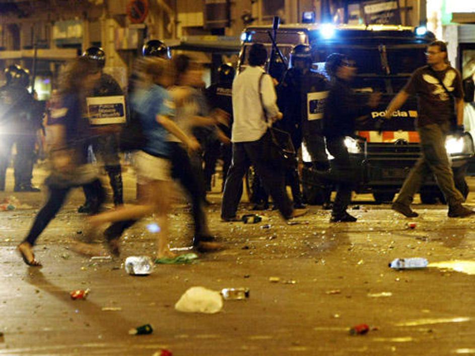 Malo po drugi uri so najbolj vročekrvne in pijane navijače Barçe pregnali polici
