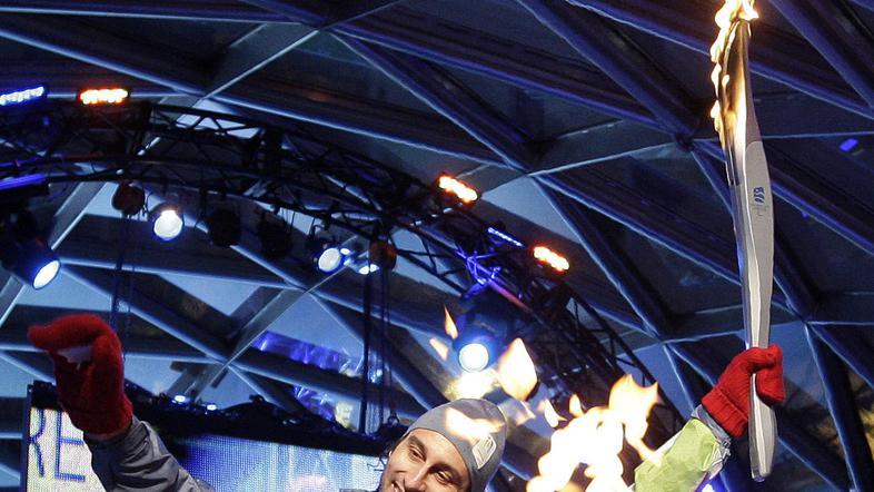 Olimpijski ogenj je šel 12. marca tudi skozi roke Roberta Luonga, vratarja hokej