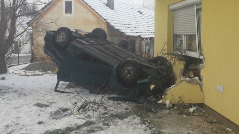Avto se je zaletel v hišo, avto, hiša