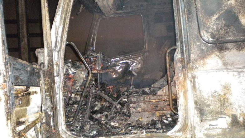 Dve vozili sta popolnoma zgoreli. (Foto: PGE Celje)