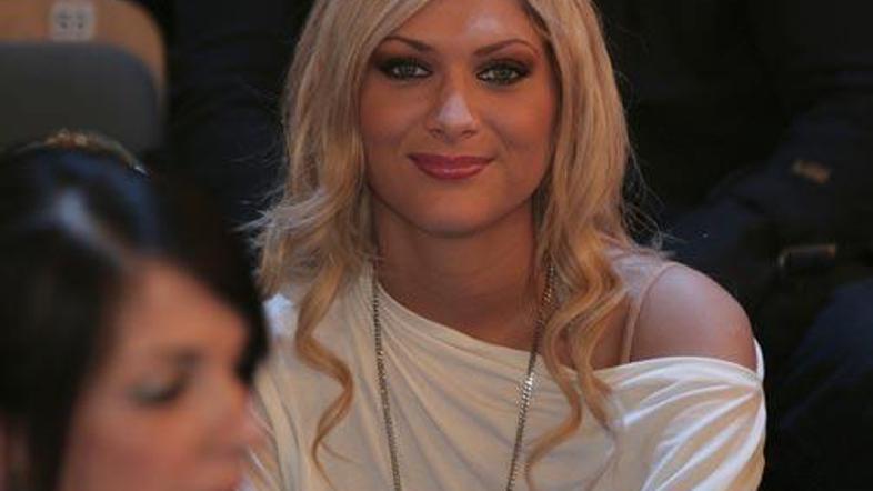 Manca je bila nezadovoljna z nosom, zato si ga je dala popraviti.