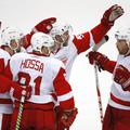 Johan Franzen, Nicklas Lidstrom, Valtteri Filppula in Marian Hossa se veselijo z