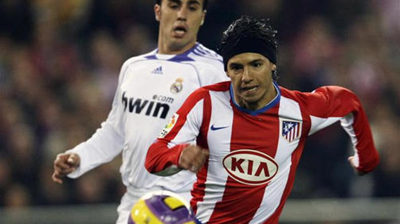 Fabio Cannavaro in Sergio Aguero na madridskem derbiju.