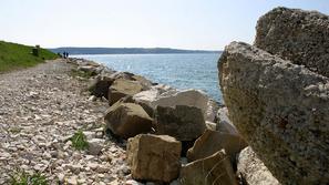 Obmorska sprehajalna pot bo v širini treh metrov tlakovana s tiskanim betonom, n