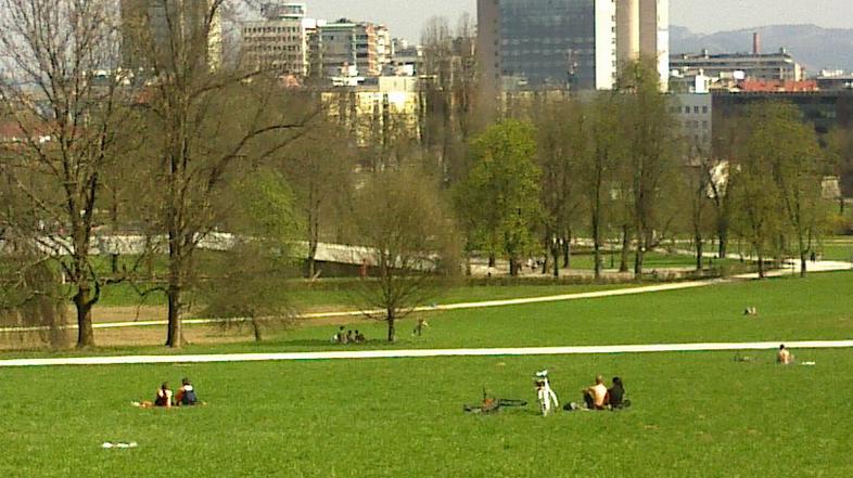 Ob današnji vročini na poletje spominjajo tudi prizori v ljubljanskem Tivoliju. 