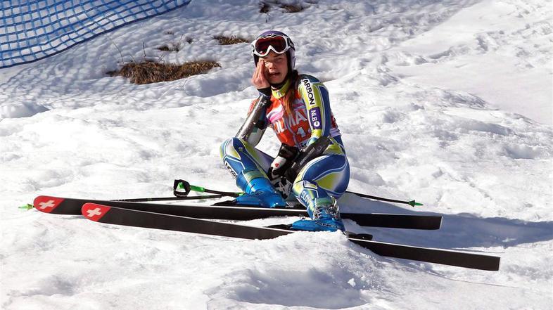 Takole je Tina Maze po odstopu v Cortini ob progi zajokala kot kak otrok. (Foto: