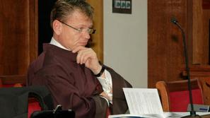 “Senat nas postavlja v absurden položaj, da moramo dokazovati svojo nedolžnost,”