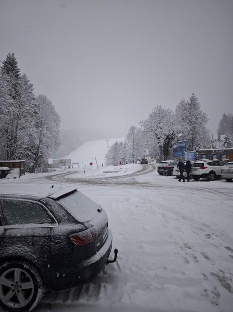 Sneg, zasnežena cesta, vreme, zima