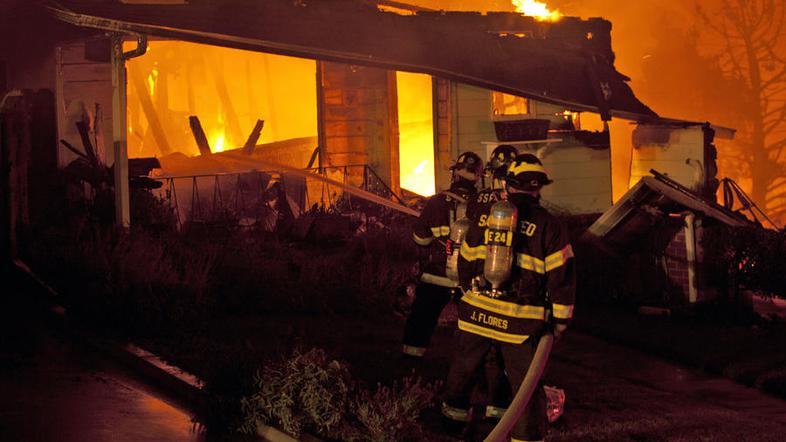 Mediji poročajo, da je oče v času divjanja ognjenih zubljev spal, mati pa je mol