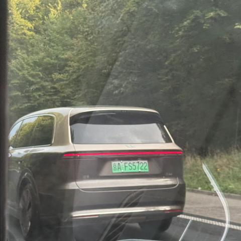 Pekinške tablice na avtu na dolenjski avtocesti
