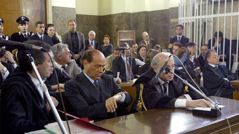 Berlusconi pred pričanjem na milanskem sodišču, ki ga je pozneje oprostilo obtož