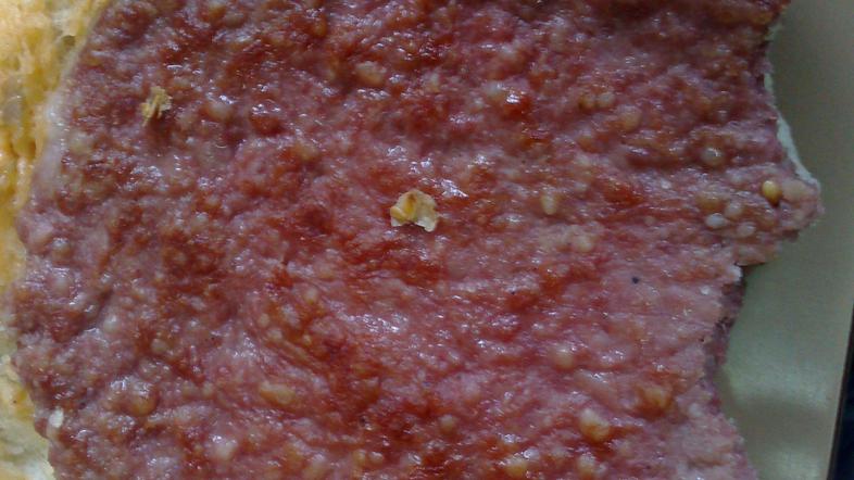 Očitno surova pleskavica. (Foto: bralec)