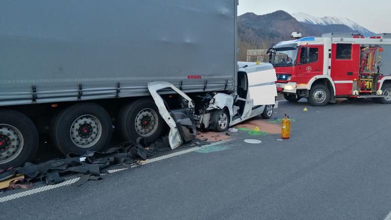 Nesreča na  avtocesti, Hrušica, občina Jesenice. Zapeljal pod tovornjak.