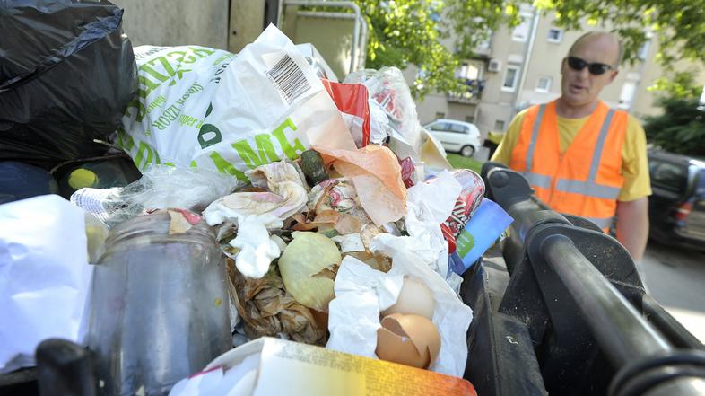 slovenija 05.06.13, Snaga, smetar, komunalni delavec, smeti, komunalni odpadki, 